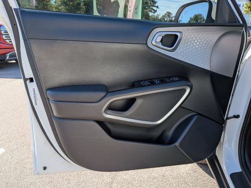 Used 2025 Kia Soul LX FWD image 12