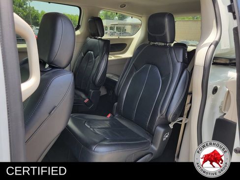 Used 2022 Chrysler Pacifica Touring-L FWD image 16
