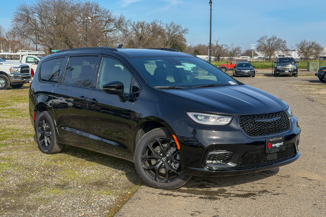 New 2026 Chrysler Pacifica Select AWD/4WD image 2