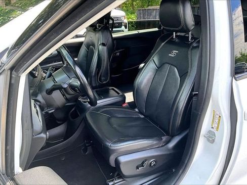 Used 2021 Chrysler Pacifica Touring-L w/ S Appearance Package FWD image 10