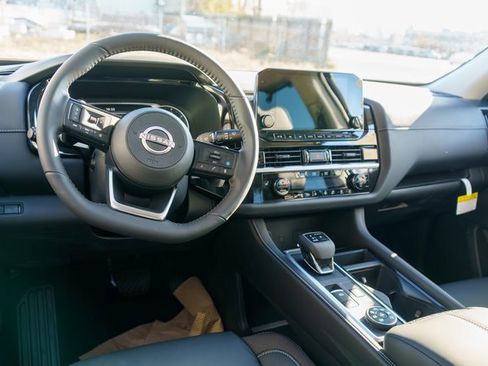New 2025 Nissan Pathfinder SL image 8