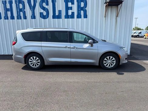 Used 2019 Chrysler Pacifica Touring-L FWD image 9