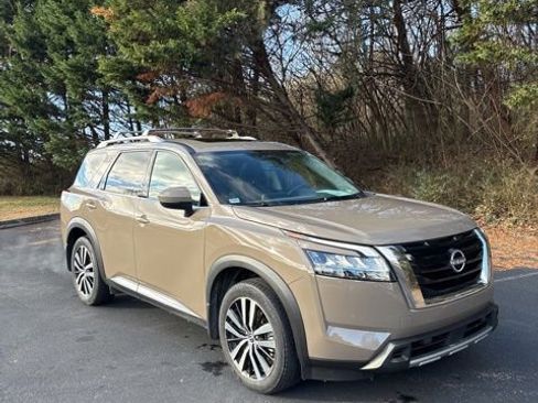 Used 2024 Nissan Pathfinder Platinum image 3