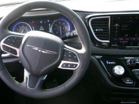 Used 2025 Chrysler Pacifica Select FWD image 4