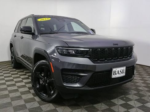 Used 2023 Jeep Grand Cherokee Altitude AWD/4WD image 3