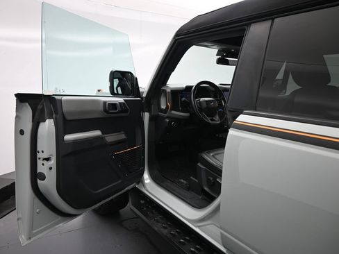 Used 2023 Ford Bronco Badlands w/ Sasquatch Package AWD/4WD image 9