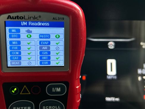 Used 2015 Dodge Challenger R/T RWD image 10