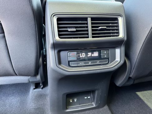 Used 2025 Volkswagen Atlas Peak Edition SE AWD/4WD image 34
