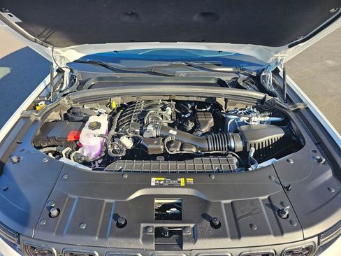 New 2025 Jeep Grand Cherokee Altitude image 9
