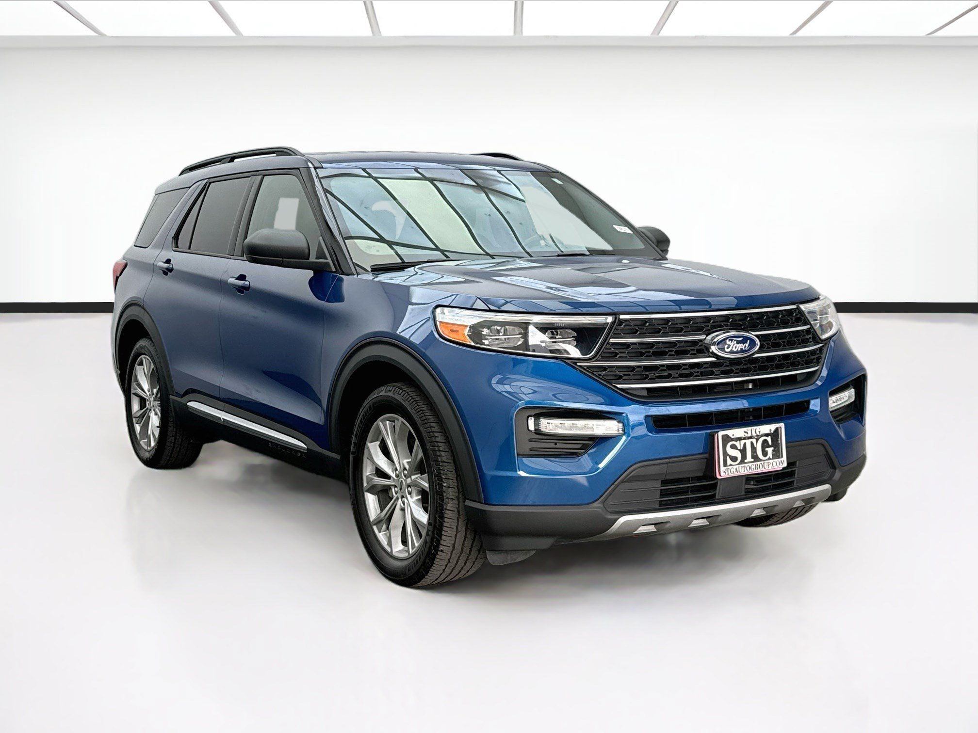 Used 2020 Ford Explorer XLT w/ Equipment Group 202A RWD image 3