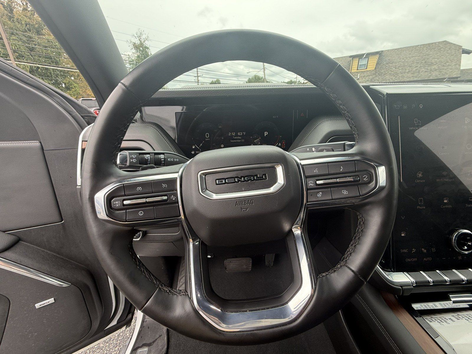 Used 2025 GMC Yukon Denali AWD/4WD image 15