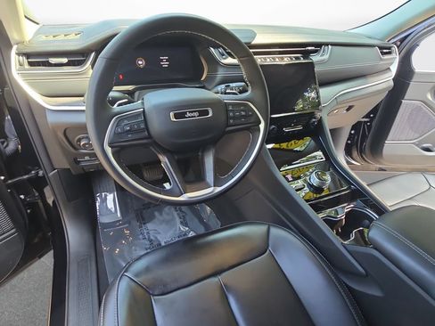 Used 2023 Jeep Grand Cherokee Limited w/ Black Appearance Package AWD/4WD image 16