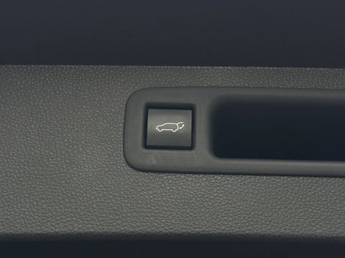 Used 2023 Toyota Highlander XLE AWD/4WD image 7