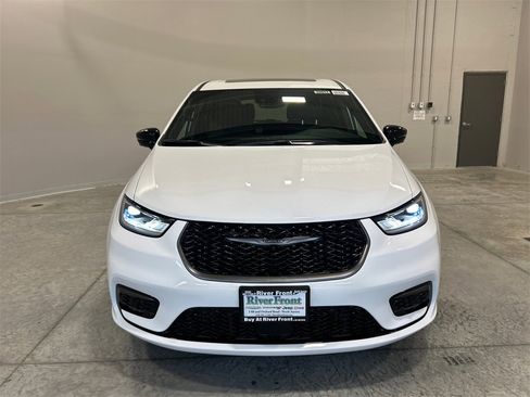 New 2026 Chrysler Pacifica Select image 3