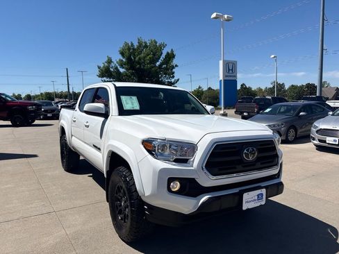 Used 2019 Toyota Tacoma SR5 AWD/4WD image 3