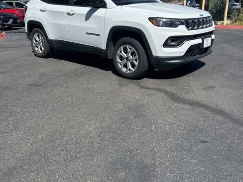 Used 2025 Jeep Compass Latitude w/ Sun & Sound Group AWD/4WD image 5