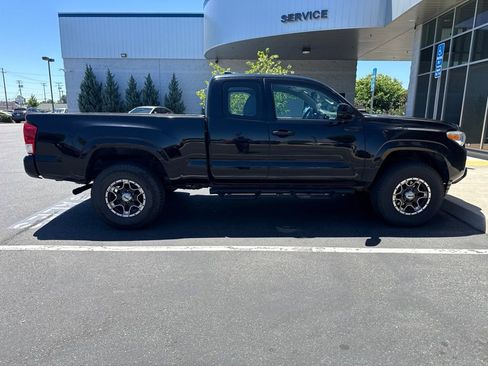 Used 2017 Toyota Tacoma SR w/ SR Convenience Package AWD/4WD image 6