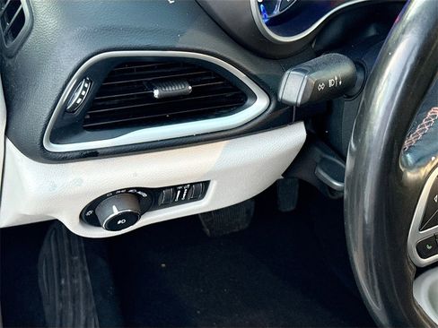 Used 2020 Chrysler Pacifica Touring-L image 11