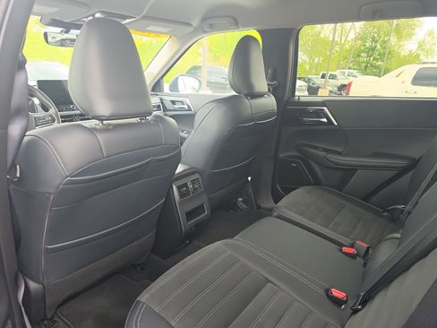 Used 2025 Mitsubishi Outlander AWD image 23