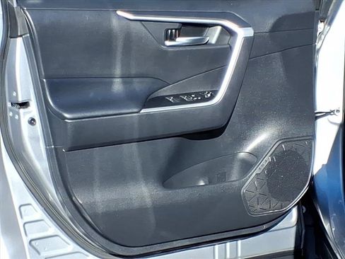 Used 2021 Toyota RAV4 XLE image 17