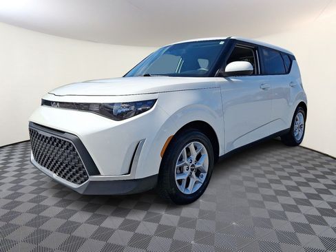 Used 2025 Kia Soul LX w/ LX Technology Package FWD image 3