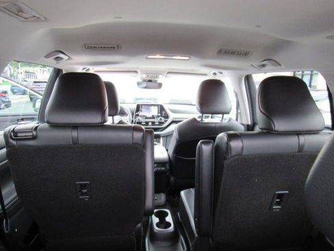 Used 2021 Toyota Highlander XLE AWD/4WD image 35