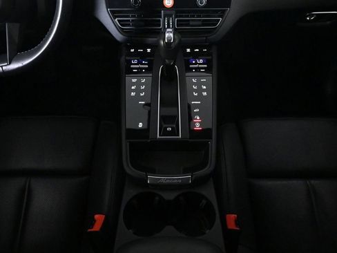 Used 2024 Porsche Macan AWD/4WD image 16