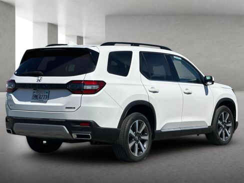 Certified 2025 Honda Pilot Touring image 4
