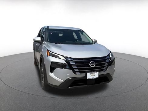 Used 2025 Nissan Rogue SV FWD image 3