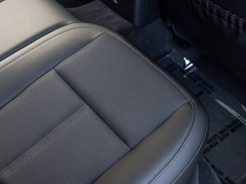 Certified 2025 Porsche Macan image 44