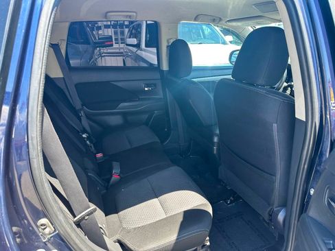 Used 2017 Mitsubishi Outlander SE AWD/4WD image 18