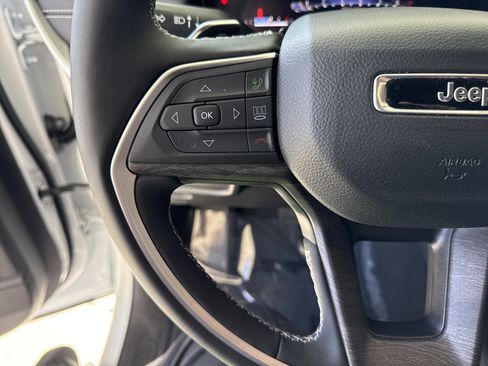 Used 2025 Jeep Grand Cherokee Limited image 18