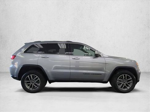 Used 2020 Jeep Grand Cherokee Laredo w/ 18" Wheel & 8.4" Radio Group AWD/4WD image 4