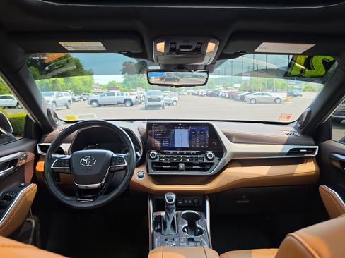 Used 2021 Toyota Highlander Platinum AWD/4WD image 15