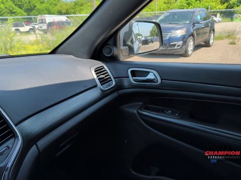 Used 2019 Jeep Grand Cherokee Laredo AWD/4WD image 19