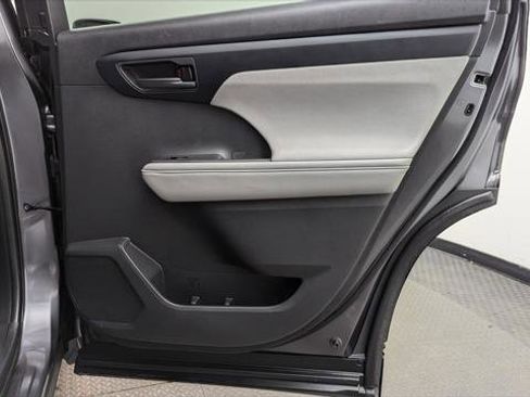 Used 2021 Toyota Highlander L image 21