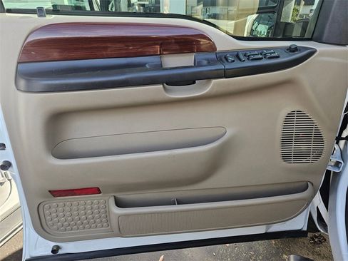 Used 2006 Ford F250 Lariat image 10