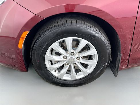 Used 2018 Chrysler Pacifica Touring-L Plus w/ Advanced Safetytec Group FWD image 35