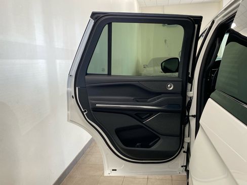 New 2026 Lincoln Navigator Reserve w/ Jet Appearance Package image 11