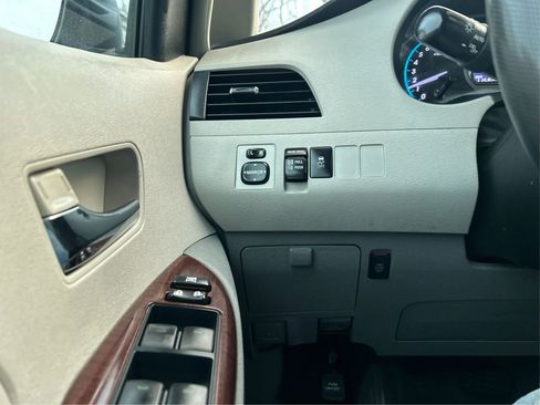 Used 2012 Toyota Sienna XLE image 28