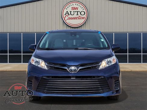 Used 2020 Toyota Sienna LE image 2