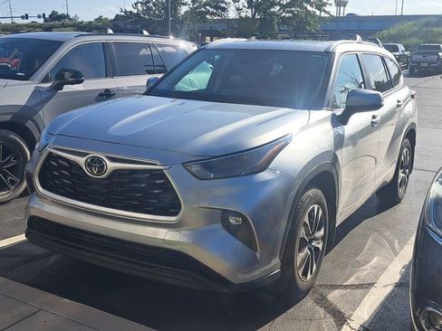 Used 2025 Toyota Highlander XLE AWD/4WD image 3