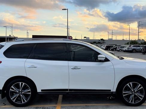 Used 2017 Nissan Pathfinder Platinum AWD/4WD image 7