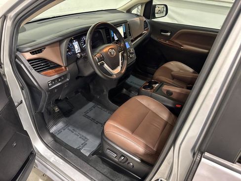 Used 2017 Toyota Sienna Limited FWD image 31
