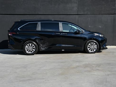 Used 2024 Toyota Sienna XLE image 5