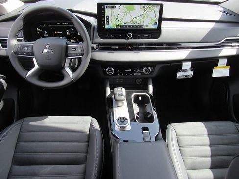 New 2025 Mitsubishi Outlander SE image 10