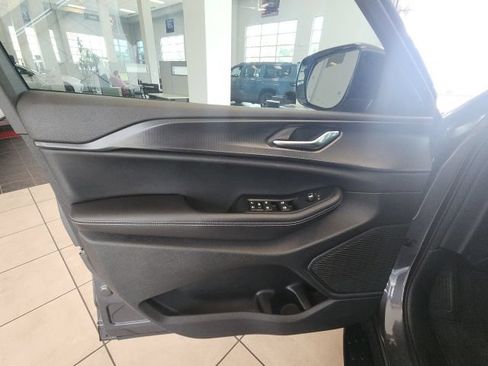 Used 2025 Jeep Grand Cherokee Altitude AWD/4WD image 28