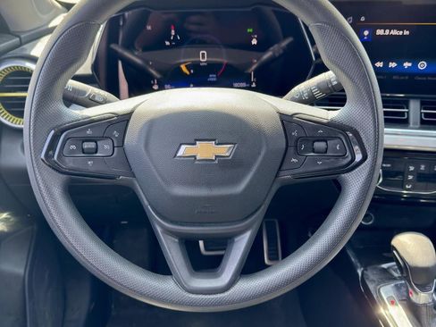 Used 2025 Chevrolet Trax LT FWD image 18
