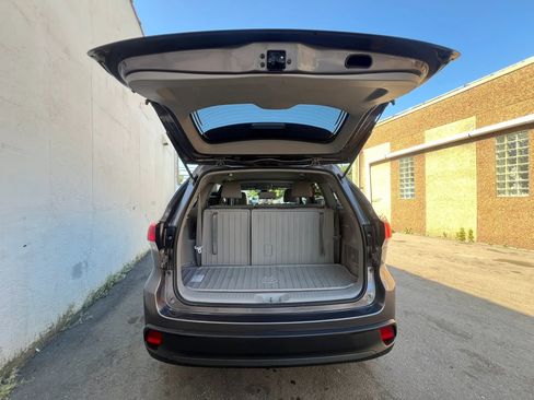 Used 2019 Toyota Highlander LE AWD/4WD image 9