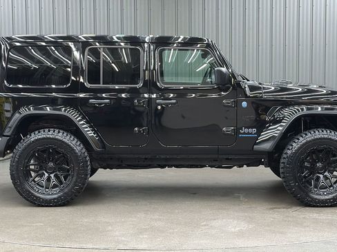 Used 2025 Jeep Wrangler Unlimited Sahara w/ Safety Group image 6